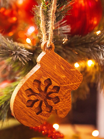 Новогодняя деревянная ёлочная игрушка из натурального дуба Рукавичка Варежка от Мастерской уюта CandleKraft